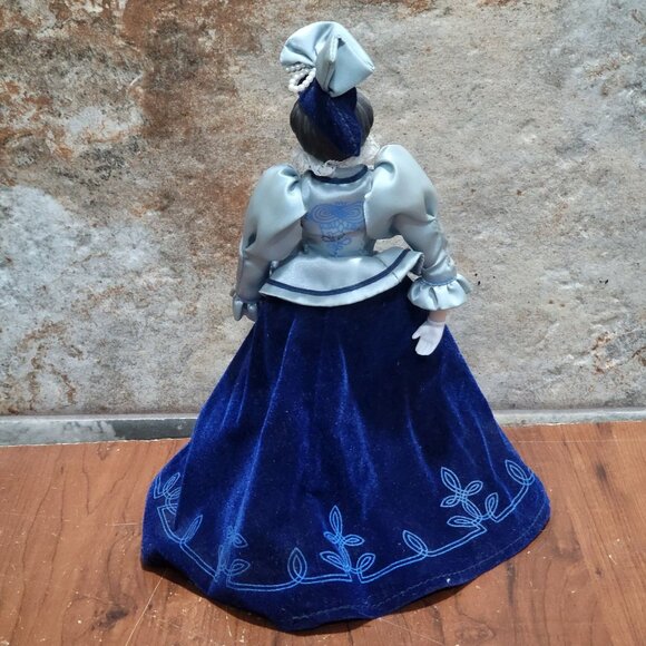 Vintage Avon Porcelain Victorian Doll 8 Inch Tall 1987 - Picture 3 of 12